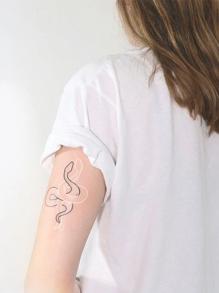 30 Diseños de tatuajes blancos que parecen runas mágicas