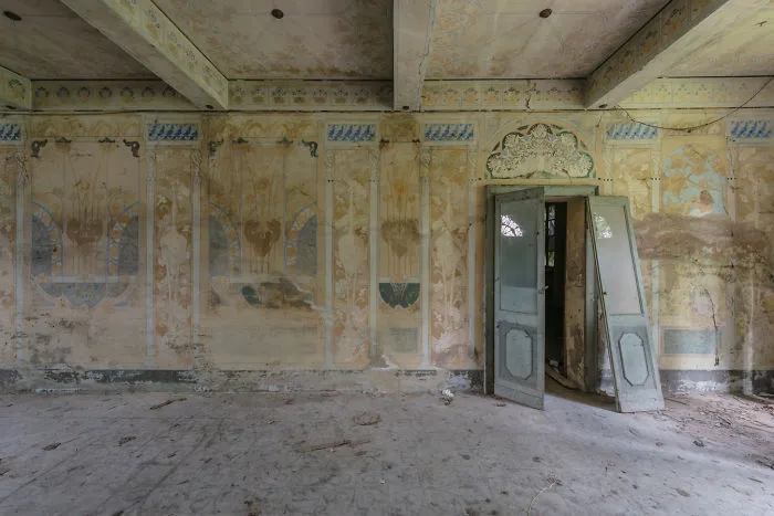 I Photographed Incredible Paintings That People Have Left Behind In Abandoned Buildings (30 Pics)