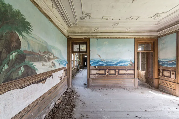 I Photographed Incredible Paintings That People Have Left Behind In Abandoned Buildings (30 Pics)