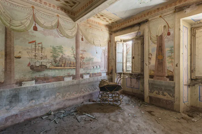 I Photographed Incredible Paintings That People Have Left Behind In Abandoned Buildings (30 Pics)