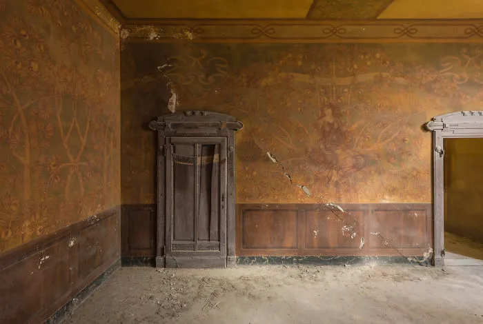 I Photographed Incredible Paintings That People Have Left Behind In Abandoned Buildings (30 Pics)