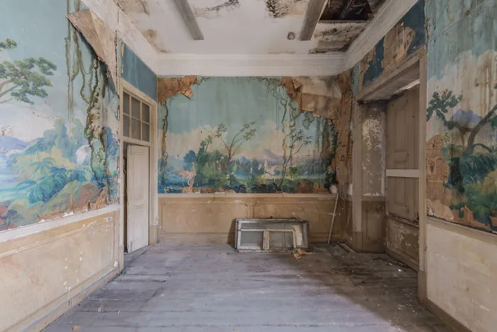 I Photographed Incredible Paintings That People Have Left Behind In Abandoned Buildings (30 Pics)