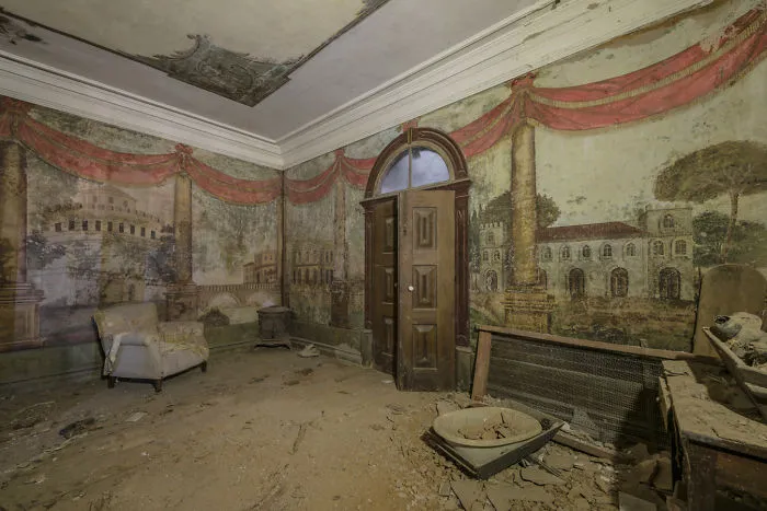 I Photographed Incredible Paintings That People Have Left Behind In Abandoned Buildings (30 Pics)
