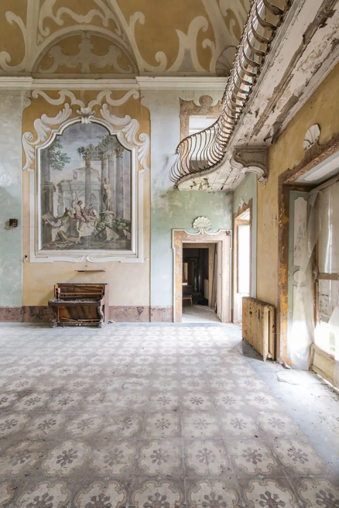I Photographed Incredible Paintings That People Have Left Behind In Abandoned Buildings (30 Pics)
