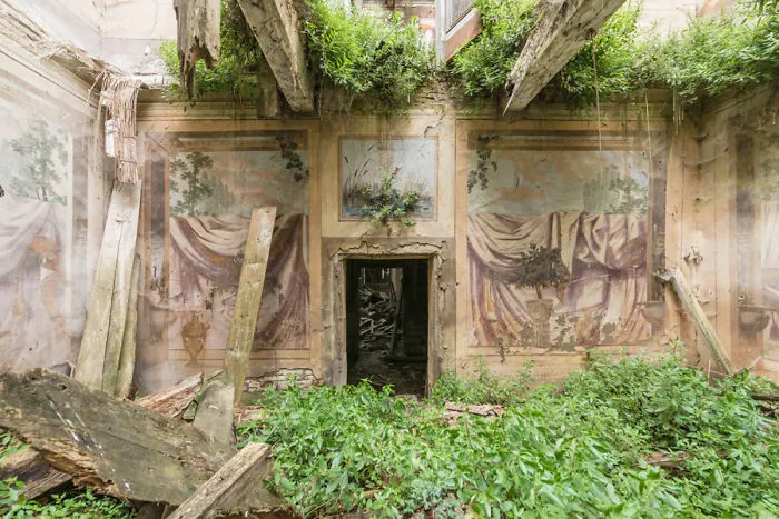 I Photographed Incredible Paintings That People Have Left Behind In Abandoned Buildings (30 Pics)