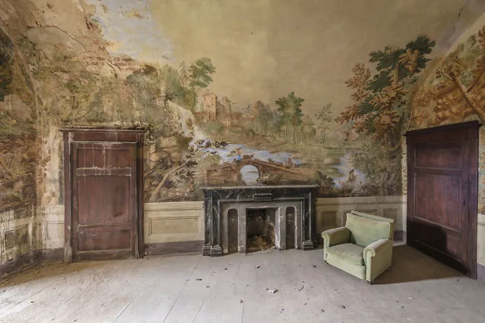I Photographed Incredible Paintings That People Have Left Behind In Abandoned Buildings (30 Pics)