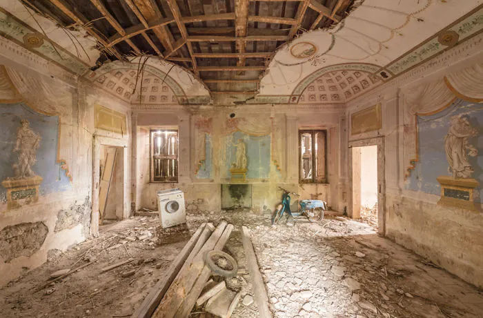 I Photographed Incredible Paintings That People Have Left Behind In Abandoned Buildings (30 Pics)