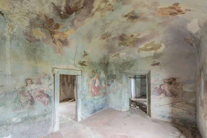 I Photographed Incredible Paintings That People Have Left Behind In Abandoned Buildings (30 Pics)