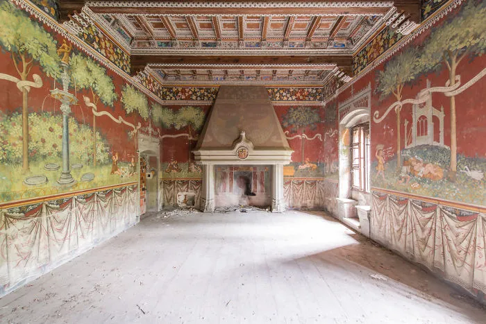 I Photographed Incredible Paintings That People Have Left Behind In Abandoned Buildings (30 Pics)