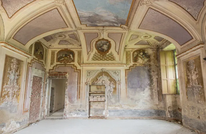 I Photographed Incredible Paintings That People Have Left Behind In Abandoned Buildings (30 Pics)