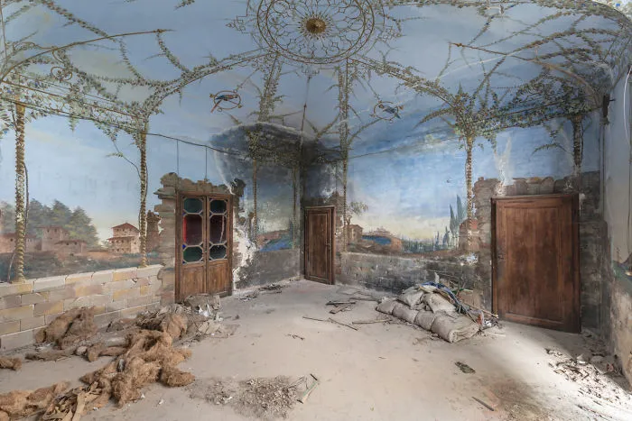 I Photographed Incredible Paintings That People Have Left Behind In Abandoned Buildings (30 Pics)