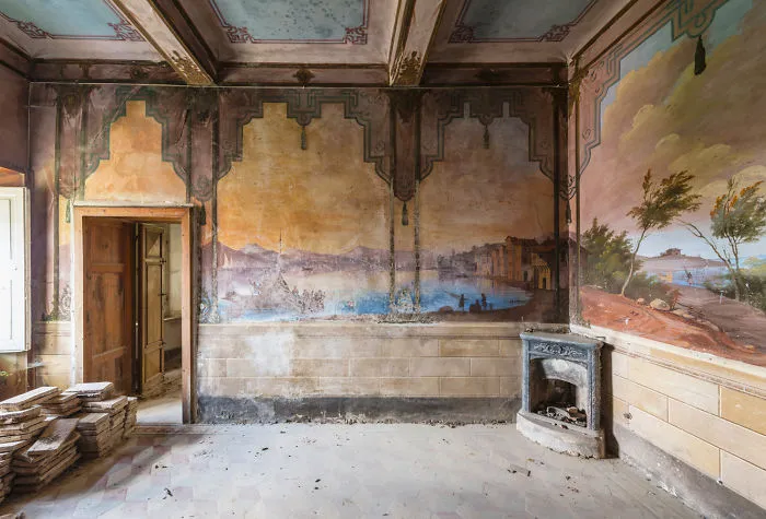 I Photographed Incredible Paintings That People Have Left Behind In Abandoned Buildings (30 Pics)