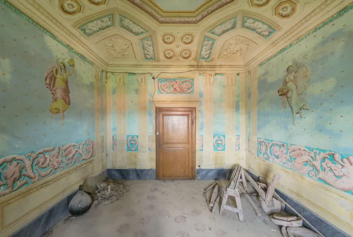 I Photographed Incredible Paintings That People Have Left Behind In Abandoned Buildings (30 Pics)