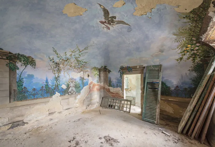 I Photographed Incredible Paintings That People Have Left Behind In Abandoned Buildings (30 Pics)