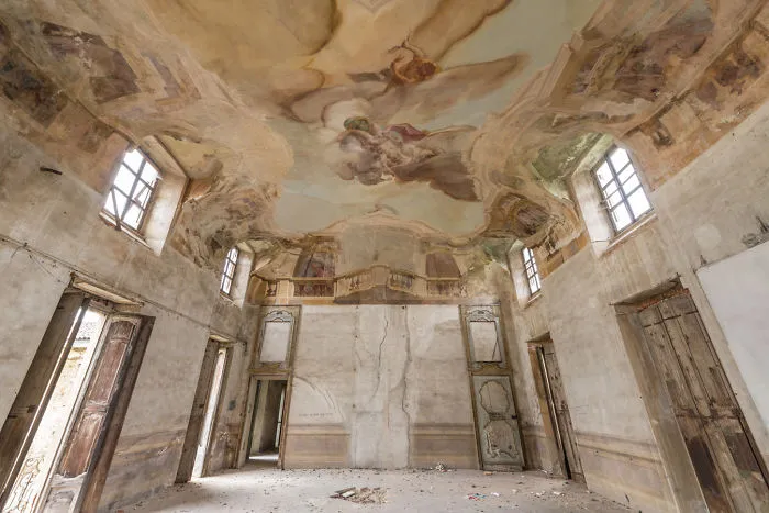I Photographed Incredible Paintings That People Have Left Behind In Abandoned Buildings (30 Pics)