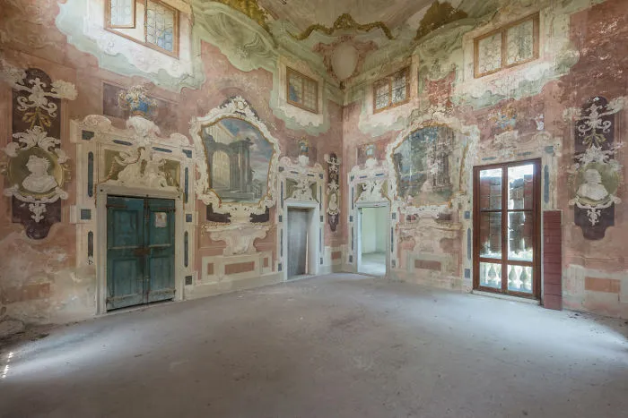 I Photographed Incredible Paintings That People Have Left Behind In Abandoned Buildings (30 Pics)