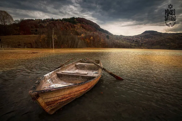 Geamana Lake: Amalgam Of Lively Colors That Flood A Dead Land