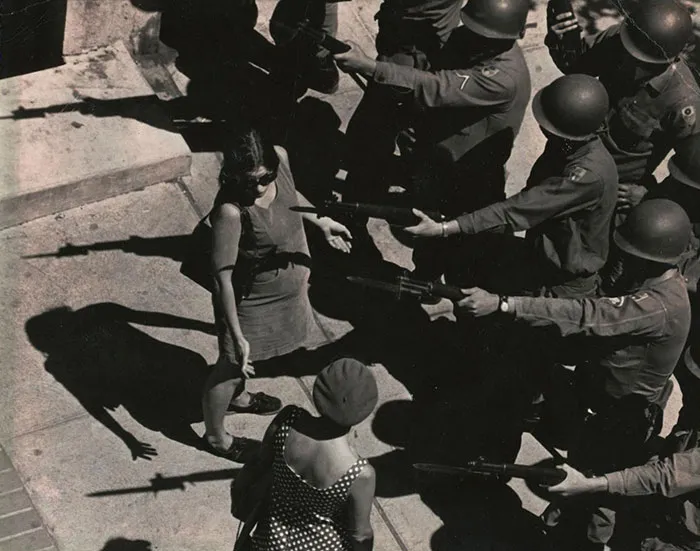 Mi madre embarazada intentando llegar a casa a punta de pistola. Mayo de 1969, Berkeley
