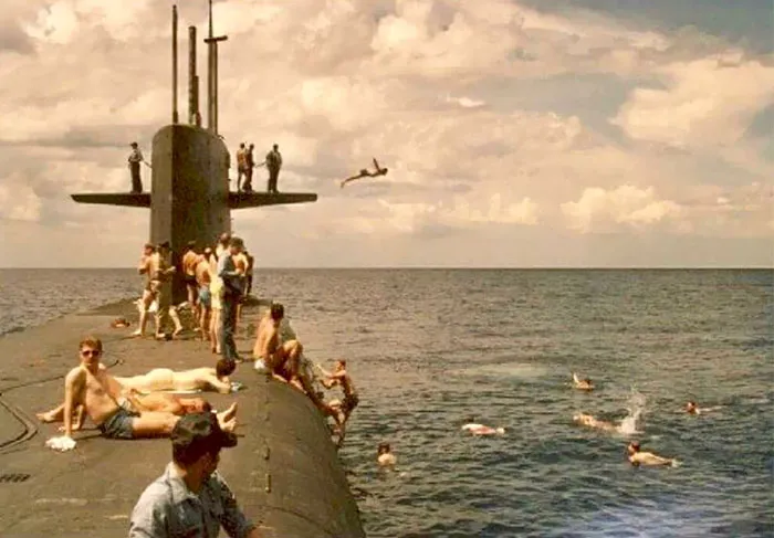 Mi padre saltando desde la aleta de un submarino al océano Pacífico en el verano de 1983