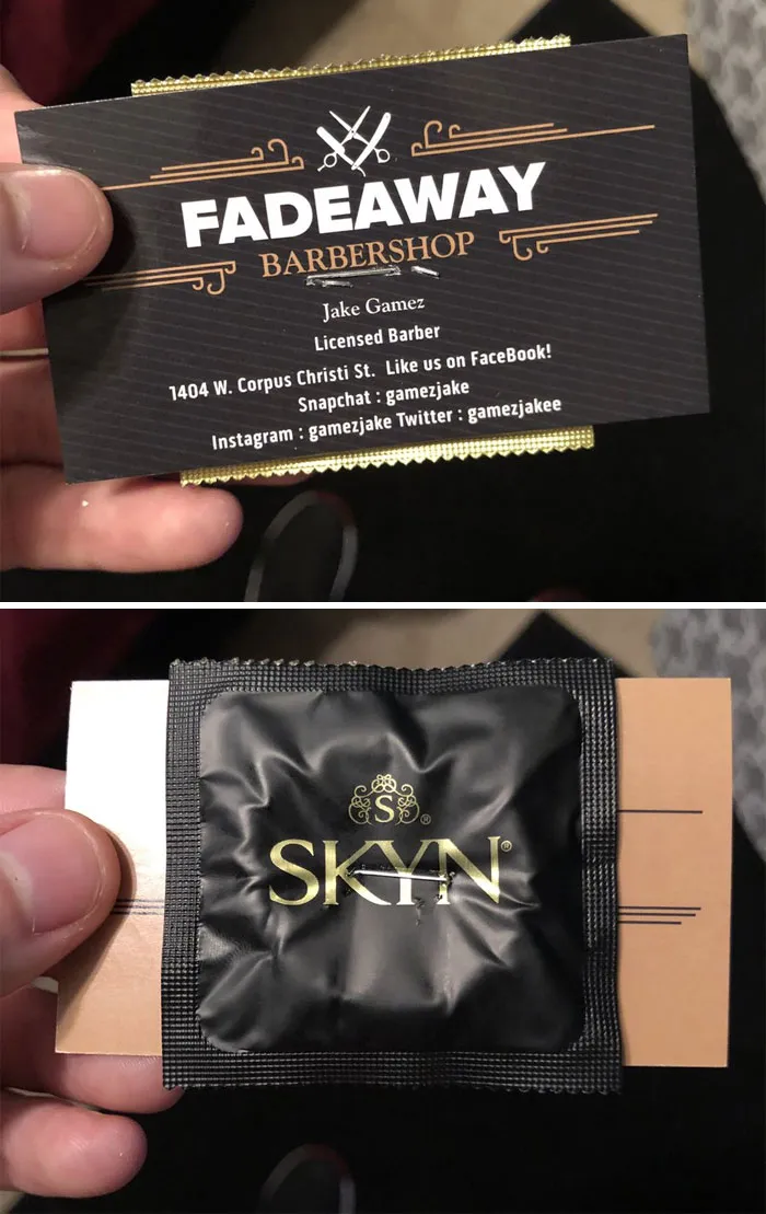 Vas a necesitar un condón después de cortarte el pelo aquí, así que la mejor idea es graparlo a la tarjeta, claro