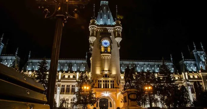 10 Most Beautiful At Night Buildings In The World