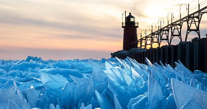 La superficie del lago Michigan se rompe en millones de trozos de hielo y el resultado es surrealista