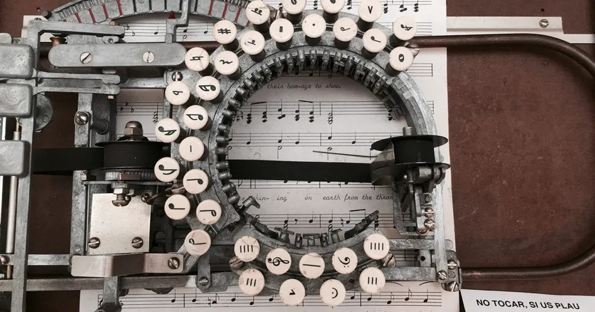 Esta es una máquina de escribir música de los años 50, solo quedan unas pocas en la actualidad