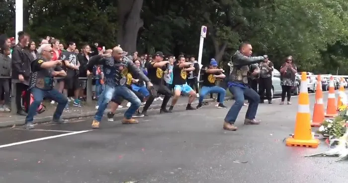 Este club de moteros rinde homenaje a las víctimas de Christchurch realizando una emotiva danza Haka