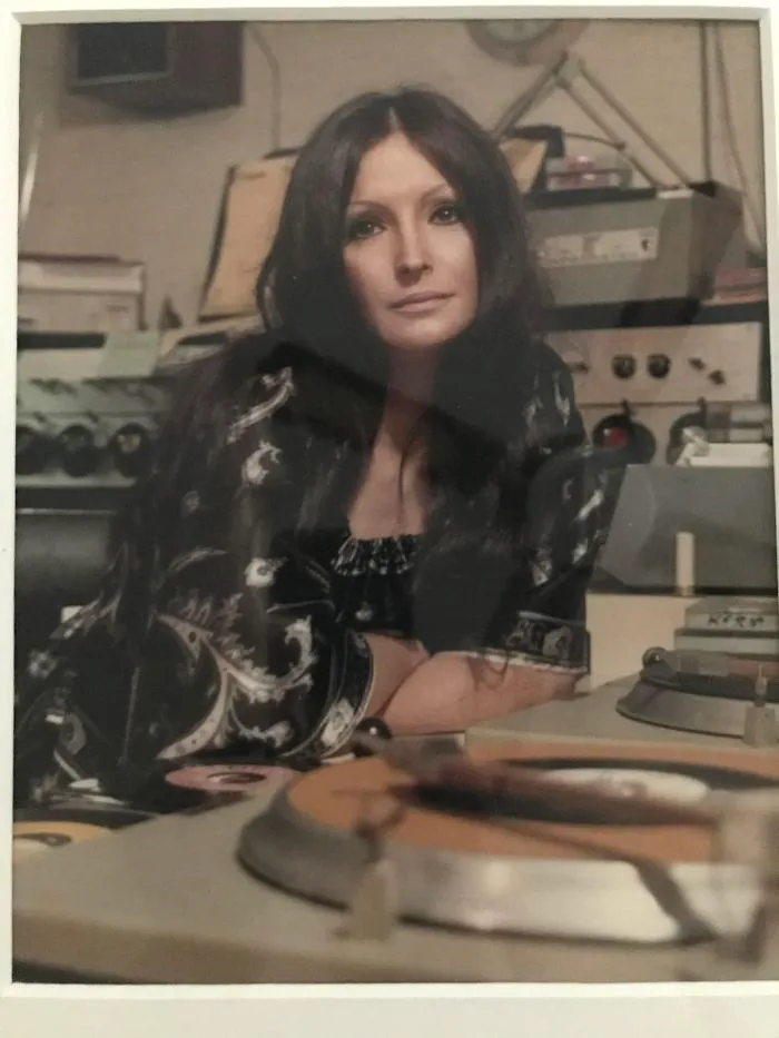 Mi madre pinchando en la KWKH, 1977