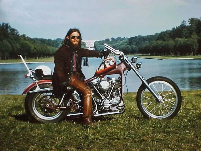 Mi padre transportó su moto en barco hasta Inglaterra y se fue de viaje por Europa, 1973