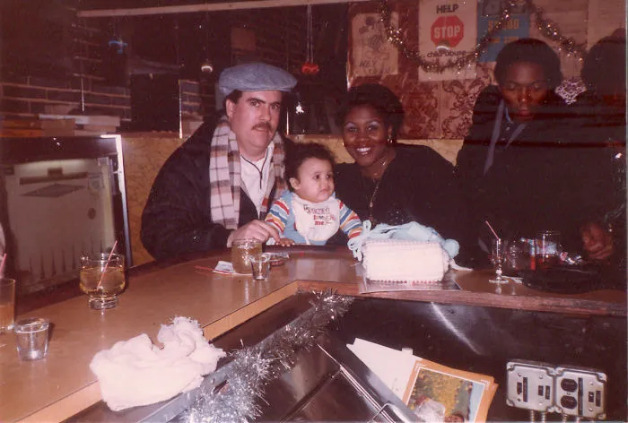 Mis padres conmigo en un bar a principio de los 80