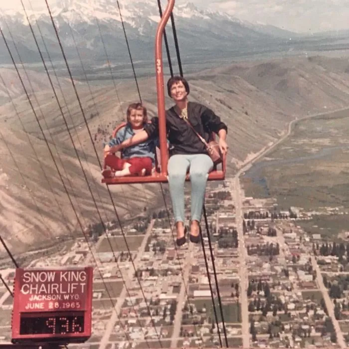 Mi madre y mi abuela demostrando las medidas de seguridad en los 60