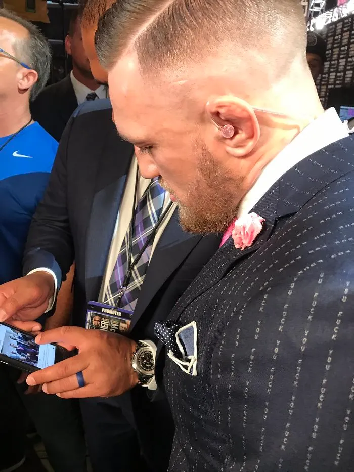 Conor McGregor y su traje lleno de "Fuck you"