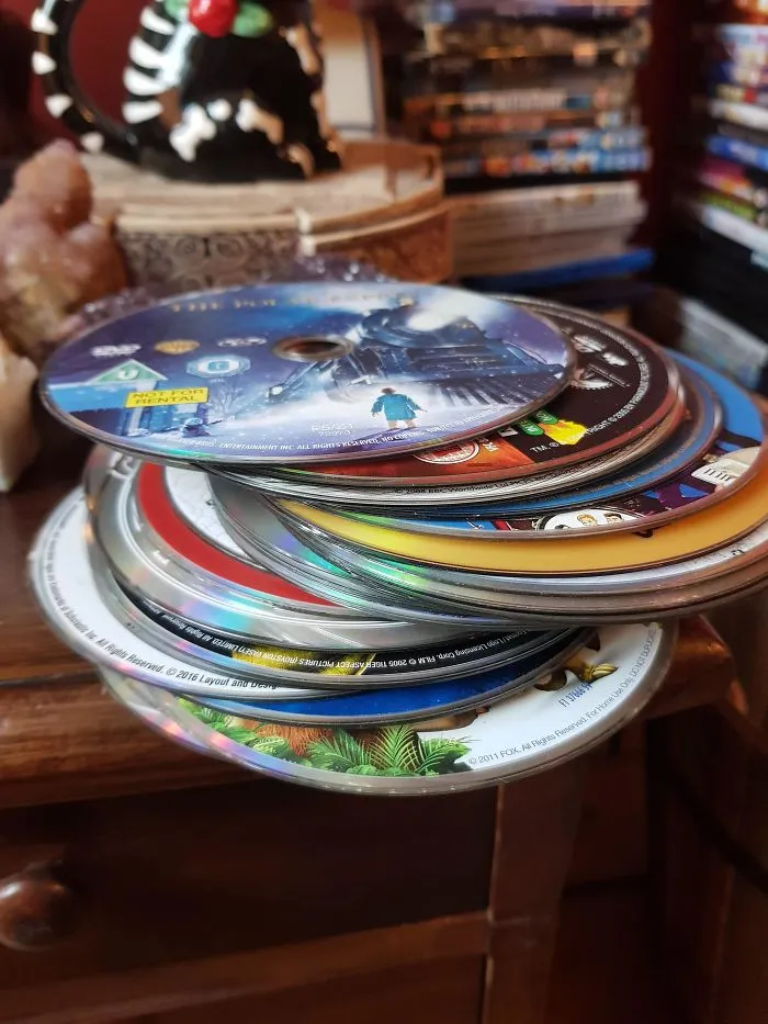 Cómo Guardan Mis Padres Los DVD's