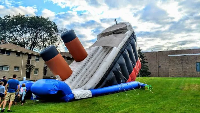 Tobogán hinchable en forma del Titanic