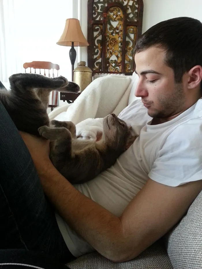 Momento adorable entre mi novio y el gato