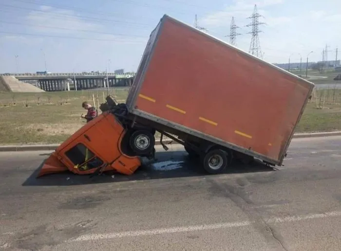 La Primera Vez Que Veo Un Camión Con El Morro Contra El Suelo. Ha Tenido Que Ver Algo Realmente Alucinante Para Hacer Eso 
