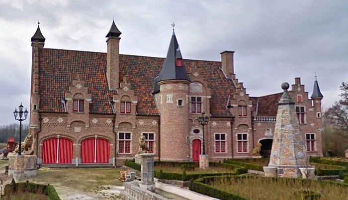 Belgian Guy Documents Ugly Houses He Sees And They're So Bad, It's Hilarious (30 Pics)