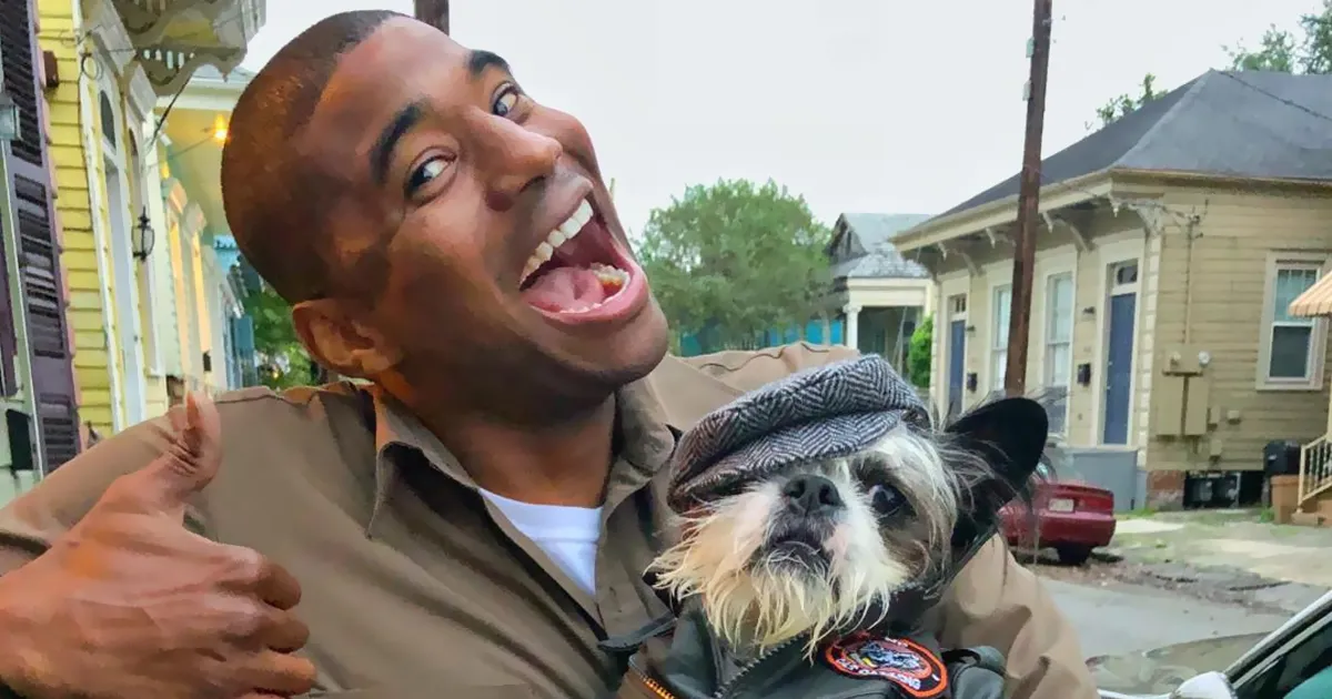 Este conductor de UPS se entretiene en el trabajo fotografiándose con todos los perros que encuentra