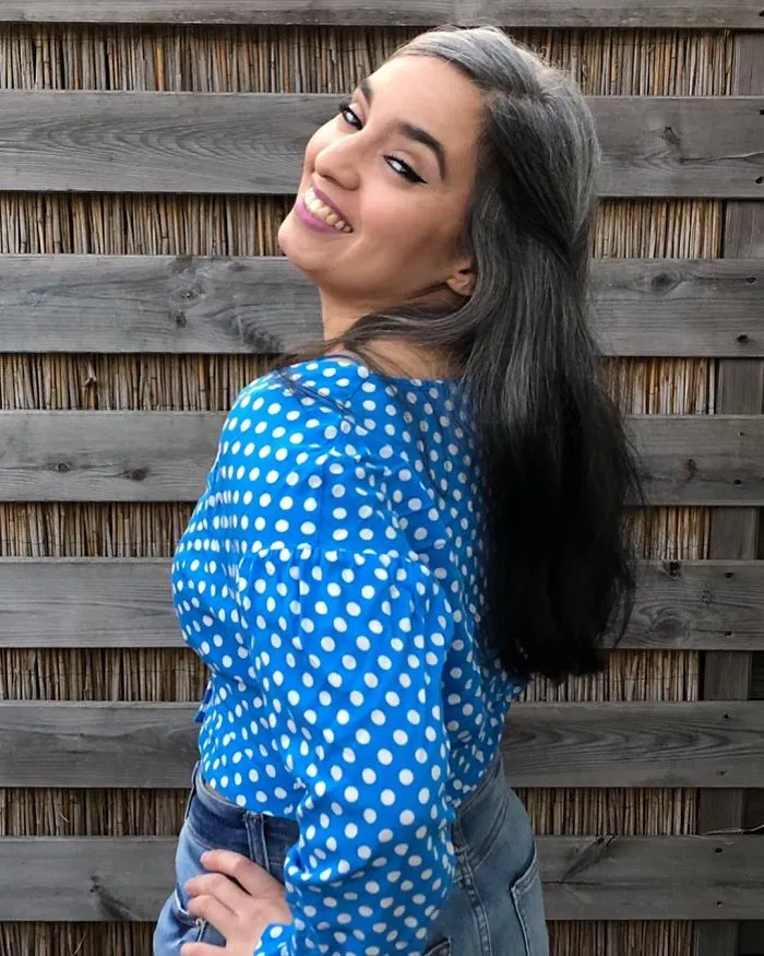 Estas 30 mujeres dejaron de teñirse el cabello, y tienen tan buen aspecto que te convencerán para hacer lo mismo (Nuevas imágenes)