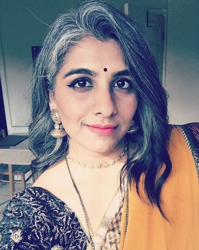 Estas 30 mujeres dejaron de teñirse el cabello, y tienen tan buen aspecto que te convencerán para hacer lo mismo (Nuevas imágenes)