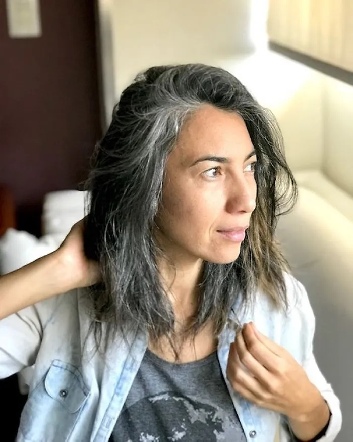 Estas 30 mujeres dejaron de teñirse el cabello, y tienen tan buen aspecto que te convencerán para hacer lo mismo (Nuevas imágenes)