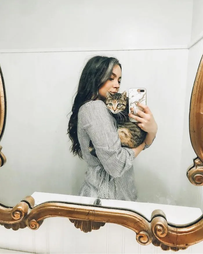 Estas 30 mujeres dejaron de teñirse el cabello, y tienen tan buen aspecto que te convencerán para hacer lo mismo (Nuevas imágenes)