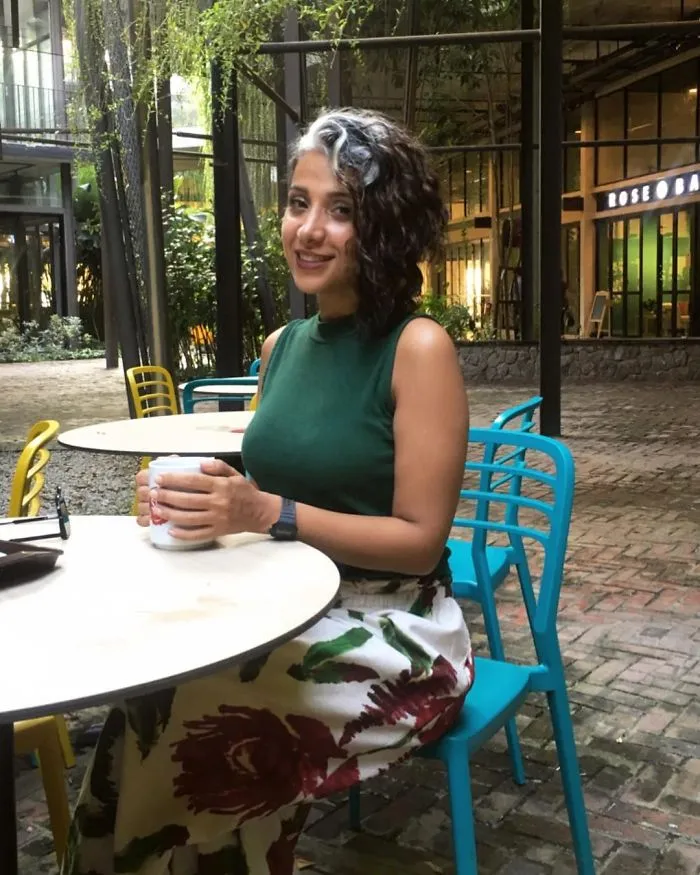 Estas 30 mujeres dejaron de teñirse el cabello, y tienen tan buen aspecto que te convencerán para hacer lo mismo (Nuevas imágenes)