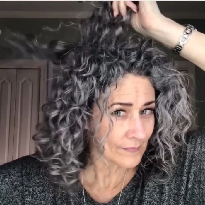 Estas 30 mujeres dejaron de teñirse el cabello, y tienen tan buen aspecto que te convencerán para hacer lo mismo (Nuevas imágenes)