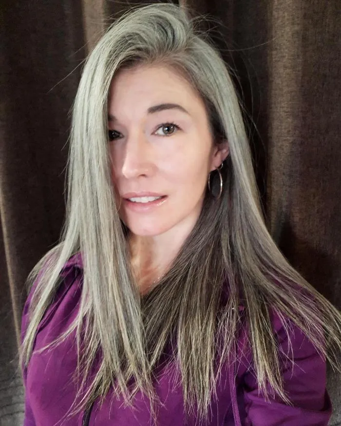 Estas 30 mujeres dejaron de teñirse el cabello, y tienen tan buen aspecto que te convencerán para hacer lo mismo (Nuevas imágenes)