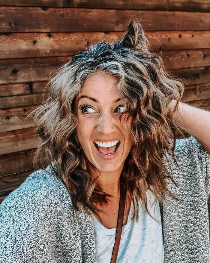 Estas 30 mujeres dejaron de teñirse el cabello, y tienen tan buen aspecto que te convencerán para hacer lo mismo (Nuevas imágenes)