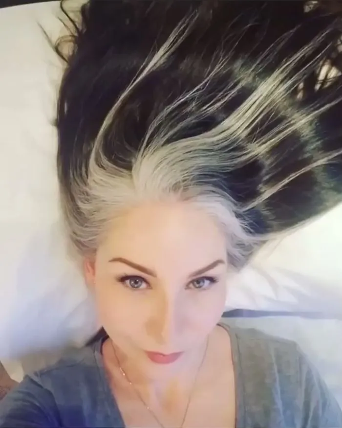 Estas 30 mujeres dejaron de teñirse el cabello, y tienen tan buen aspecto que te convencerán para hacer lo mismo (Nuevas imágenes)