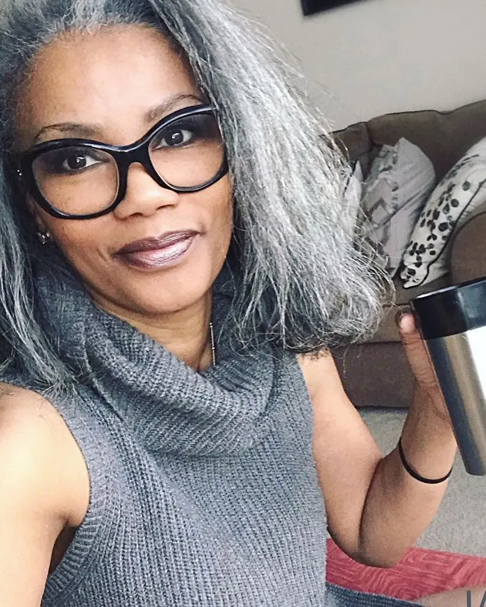 Estas 30 mujeres dejaron de teñirse el cabello, y tienen tan buen aspecto que te convencerán para hacer lo mismo (Nuevas imágenes)