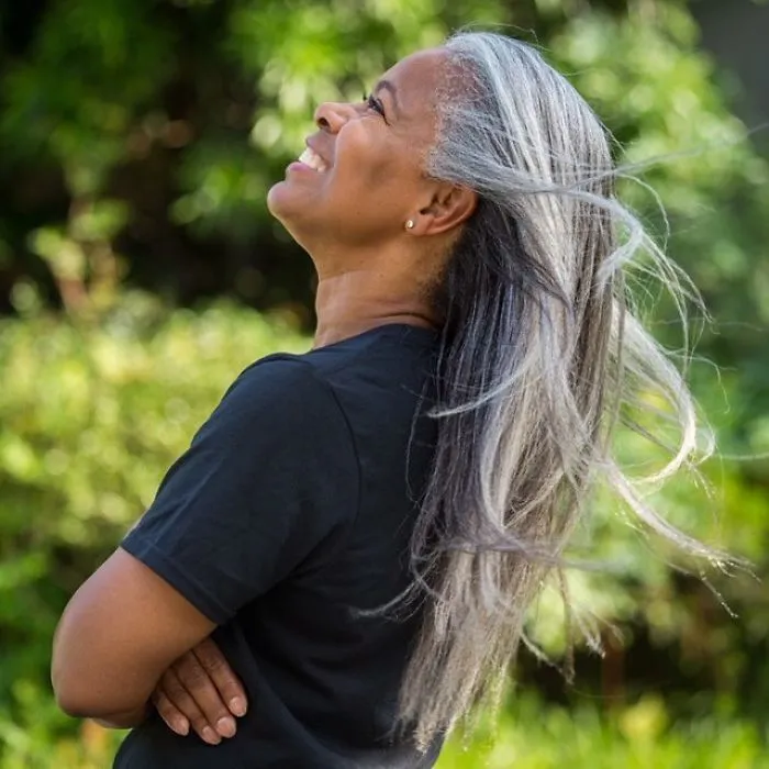 Estas 30 mujeres dejaron de teñirse el cabello, y tienen tan buen aspecto que te convencerán para hacer lo mismo (Nuevas imágenes)